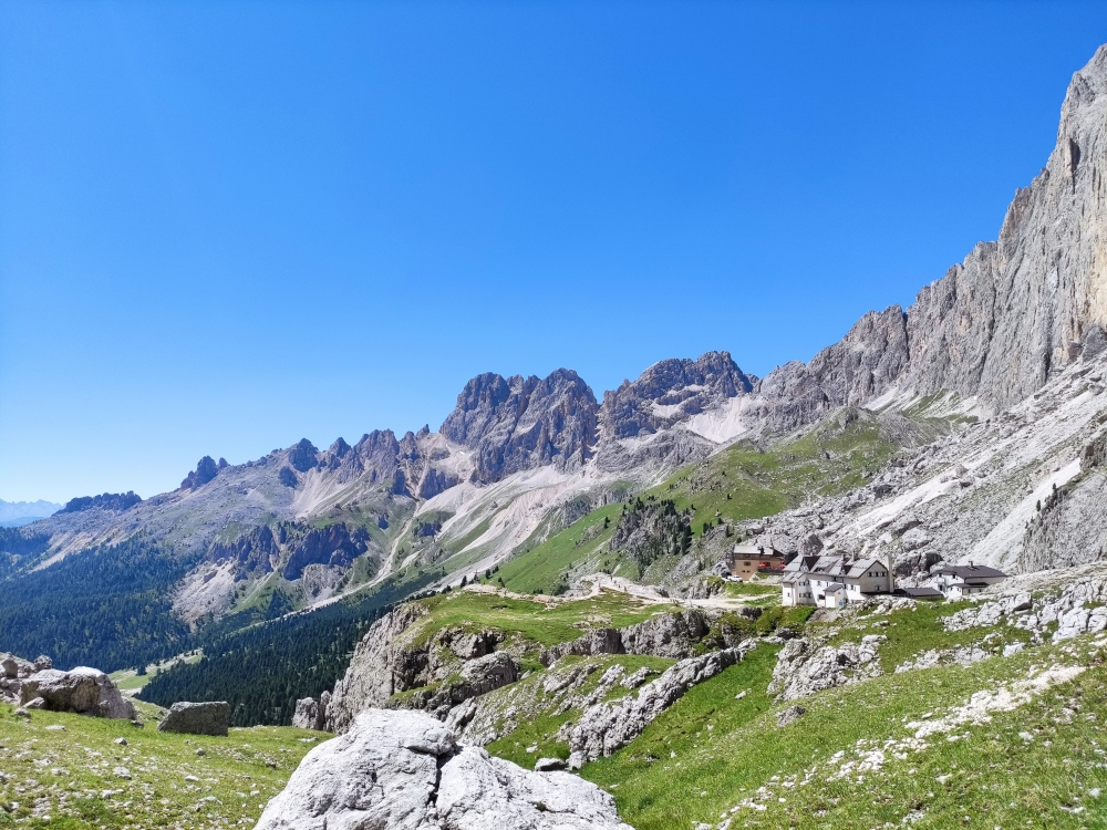 Klettersteig Kesselkogel: Klettersteig Kesselkogel: Rifugio Vajolet mit dem Weg zum Tschager Joch (Vajolethütte)