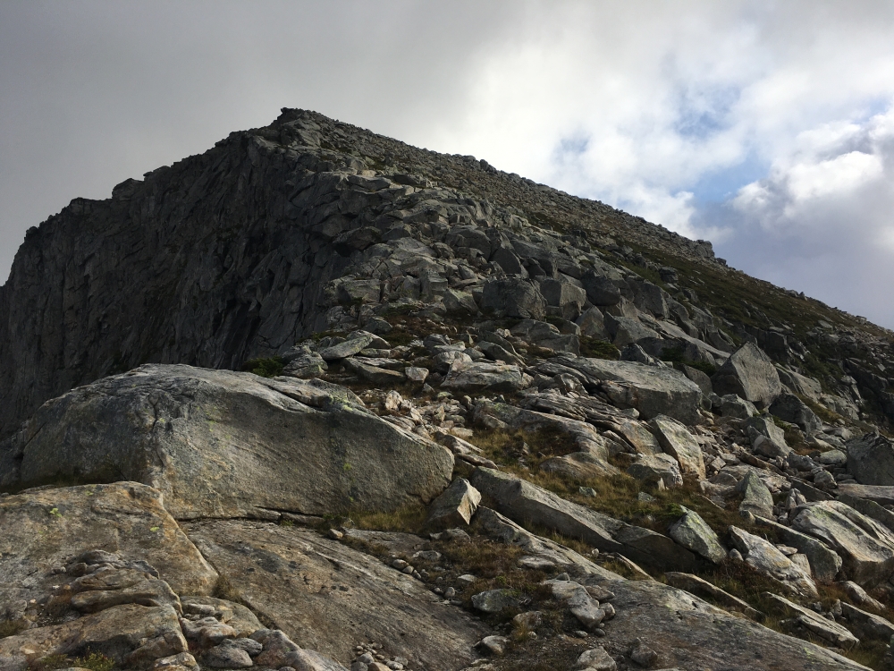 Wanderung Vatterfjordtinden: Im oberen Abschnitt über große Felsbrocken