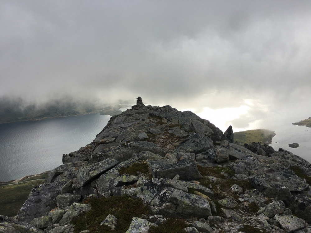 Wanderung Vatterfjordtinden: Wanderung Vatterfjordtinden: Am Gipfel (Vatterfjordtinden)