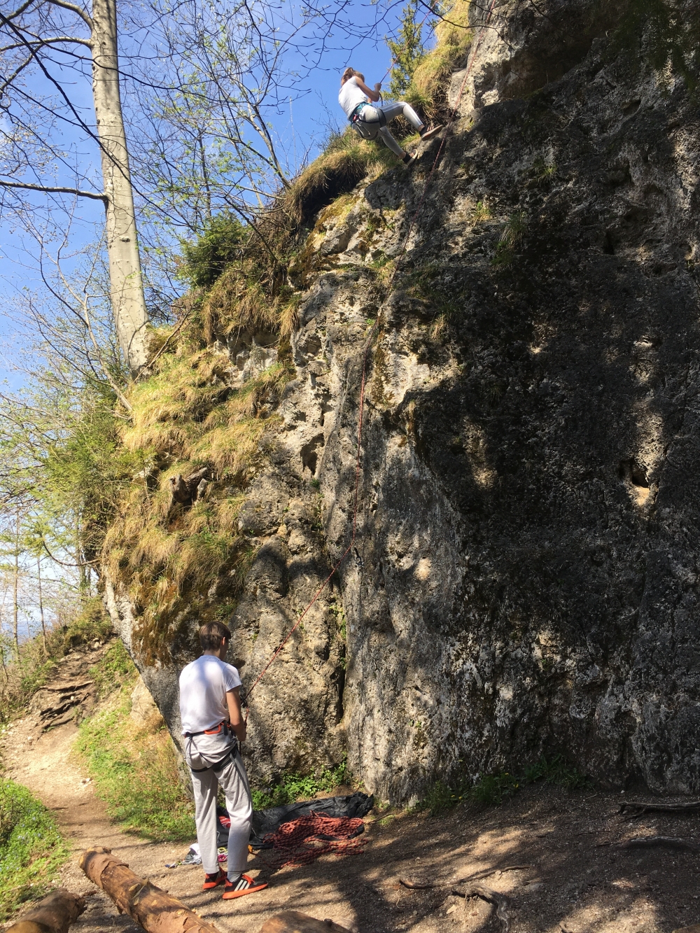 Wanderung Großer Illing: Wanderung Großer Illing: Auf dem Anstiegsweg sind ein paar ein Kletterrouten (Veste Schaumburg)