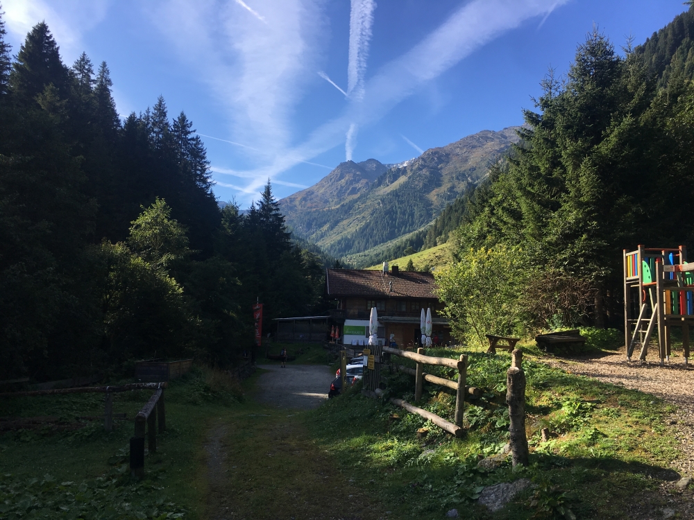 Wanderung Rosenjoch: Wanderung Rosenjoch: Voldertalhütte vom Spielplatz aus gesehen