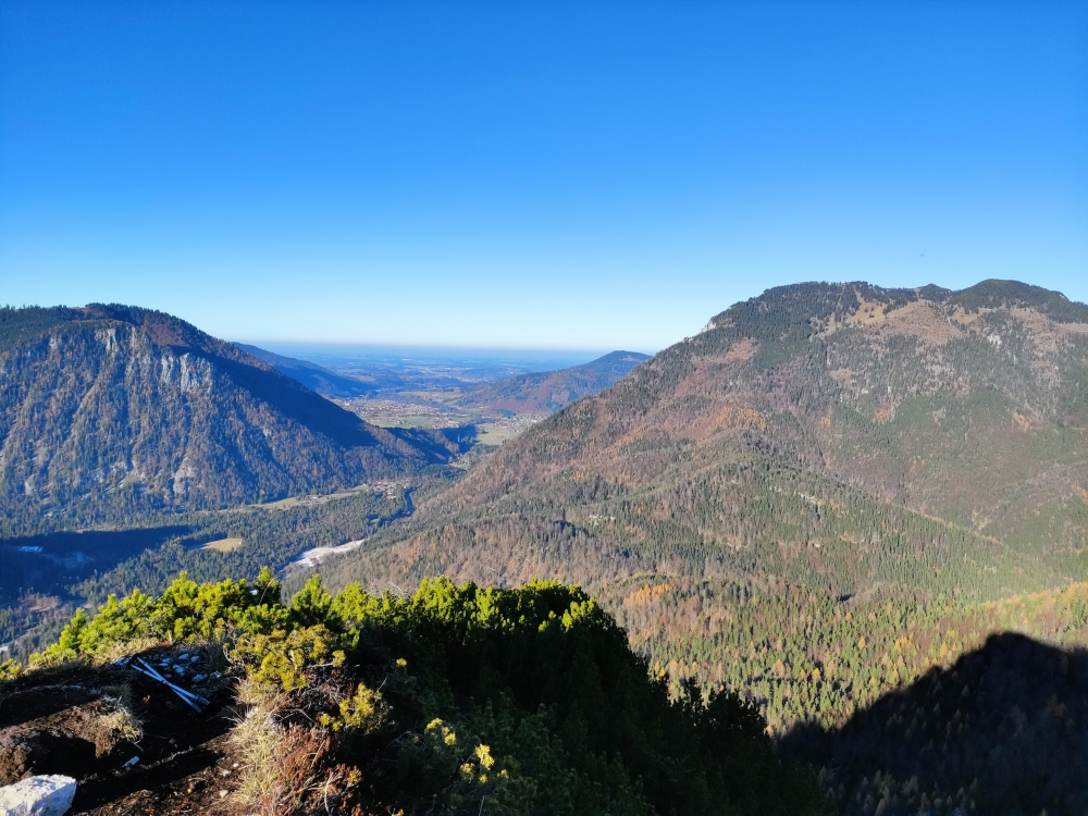 Wanderung Überschreitung Adlerköpfe: Wanderung Überschreitung Adlerköpfe: Blick nach Ruhpolding zwischen Unternberg (links) und Rauschberg (Vorderer Adlerkopf)