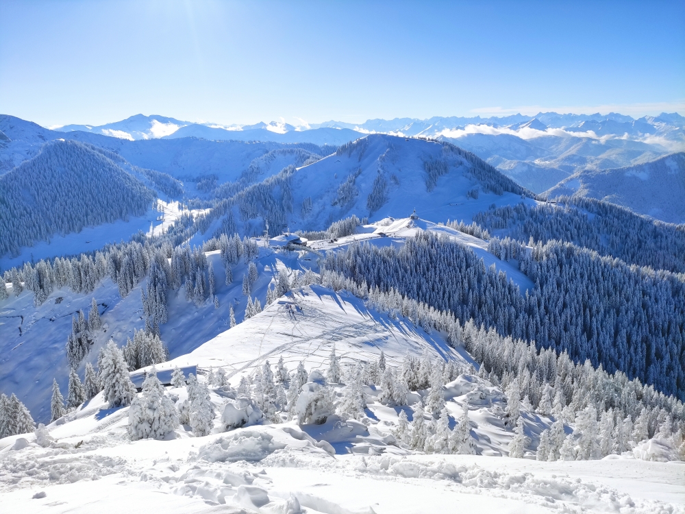 Rodeln Wallberg: Der Weg am Startplatz der Paraglider vorbei im Winter