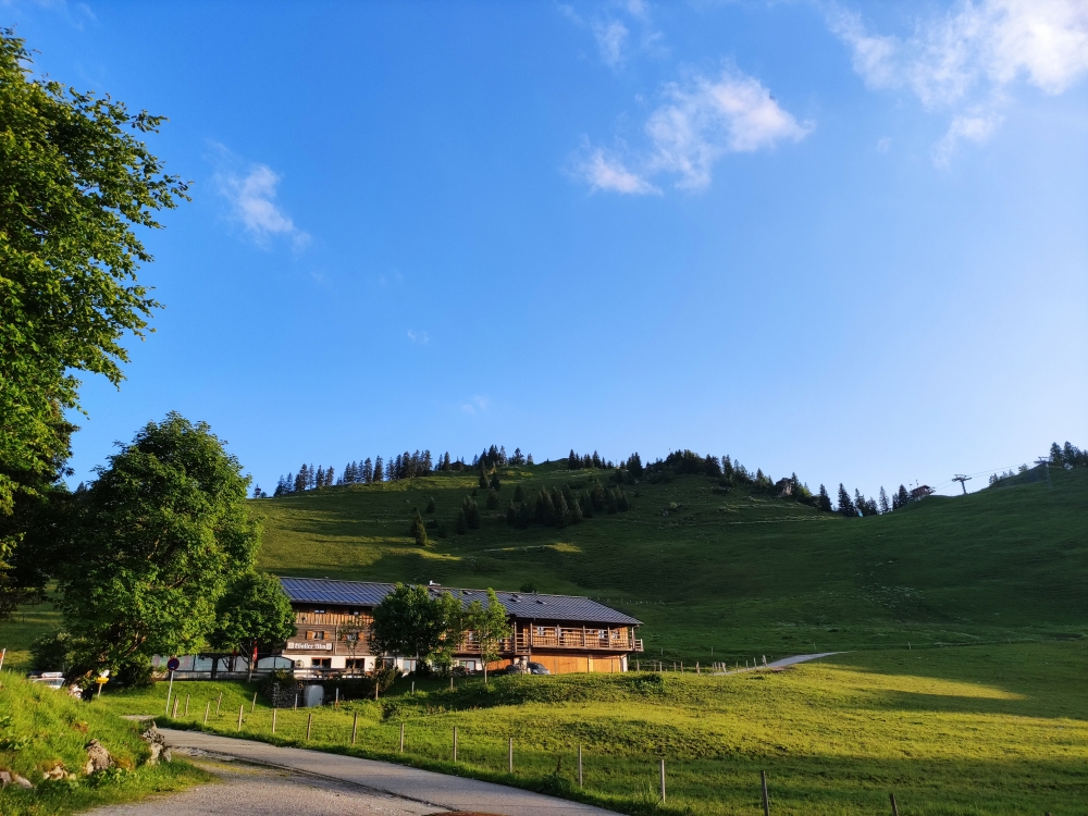 Wanderung Großer Traithen: Wanderung Großer Traithen: Die Walleralm unter dem Vogelsang