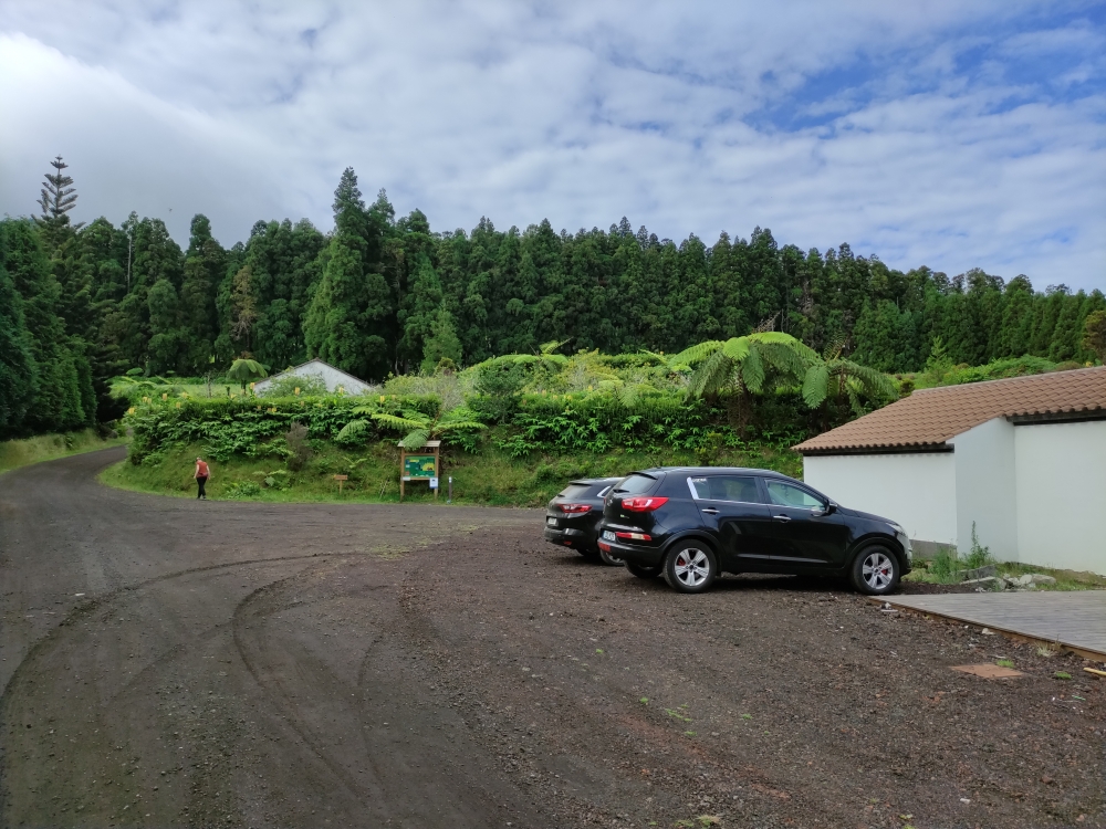 Wanderung Pico da Vara (lang): Wanderung Pico da Vara (lang): Parkplatz an der Casa de Guarda da Reserva Florestal da Atalhada (Wanderparkplatz Pico da Vara)