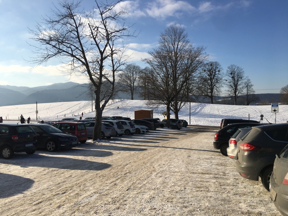 Rodeln Neureuth von Gasse/Gmund: Rodeln Neureuth von Gasse/Gmund: Wanderparkplatz neben dem Rodelhügel