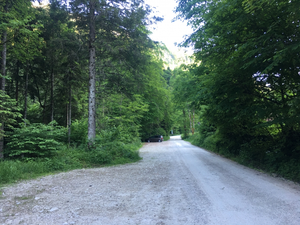 Wanderung Rötlwandkopf mit Bründlingköpfl: Wanderung Rötlwandkopf mit Bründlingköpfl: So leer findet man den Wanderparkplatz nur unter der Woche Abends während einem Deutschen Länderspiel vor.