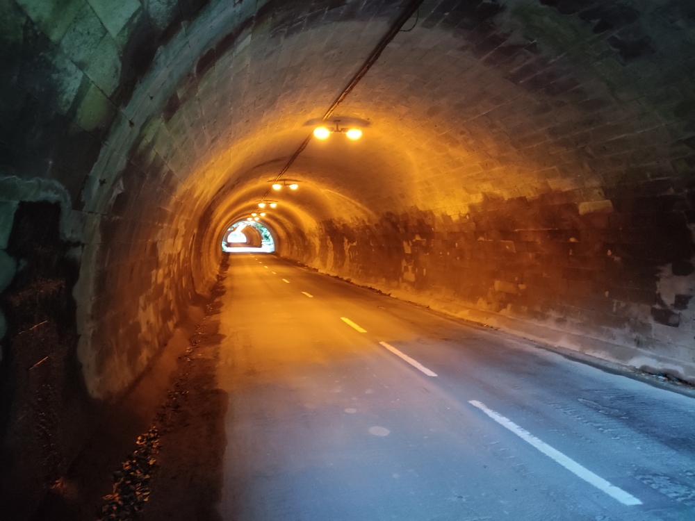 Wanderung Wasserfall Ribeira Quente: Durch den oberen Tunnel