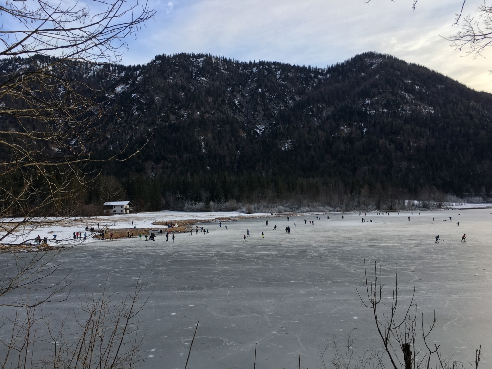 Wanderung Hörndlwand über Goldloch: Wanderung Hörndlwand über Goldloch: Schlittschuhlaufen auf dem Weitsee