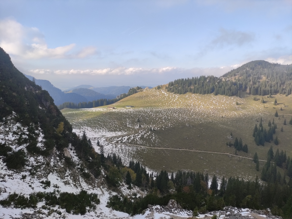 Wanderung Wendelstein aus dem Inntal: Blick vom der Reindler Scharte auf die Reindler Alm und die Schotterstraße zur Mitteralm