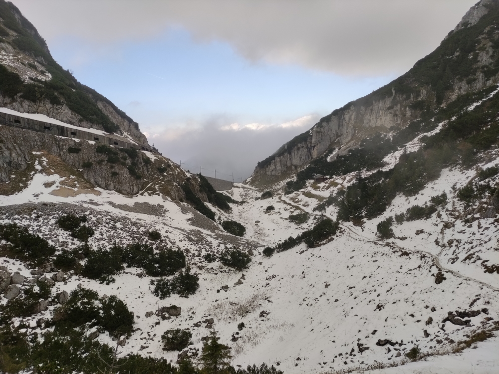 Wanderung Wendelstein aus dem Inntal: Rechts der Weg zwischen den Scharten