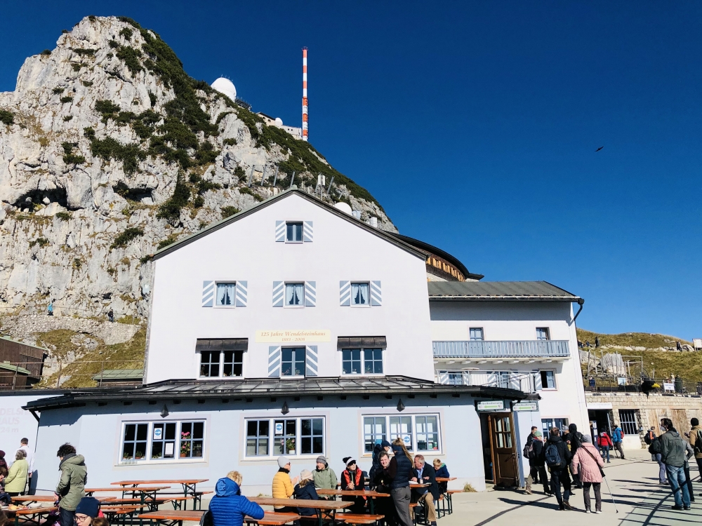 Wanderung Wendelstein von Birkenstein: Wanderung Wendelstein von Birkenstein: Wendelsteinhaus unter dem Observatorium am Gipfel