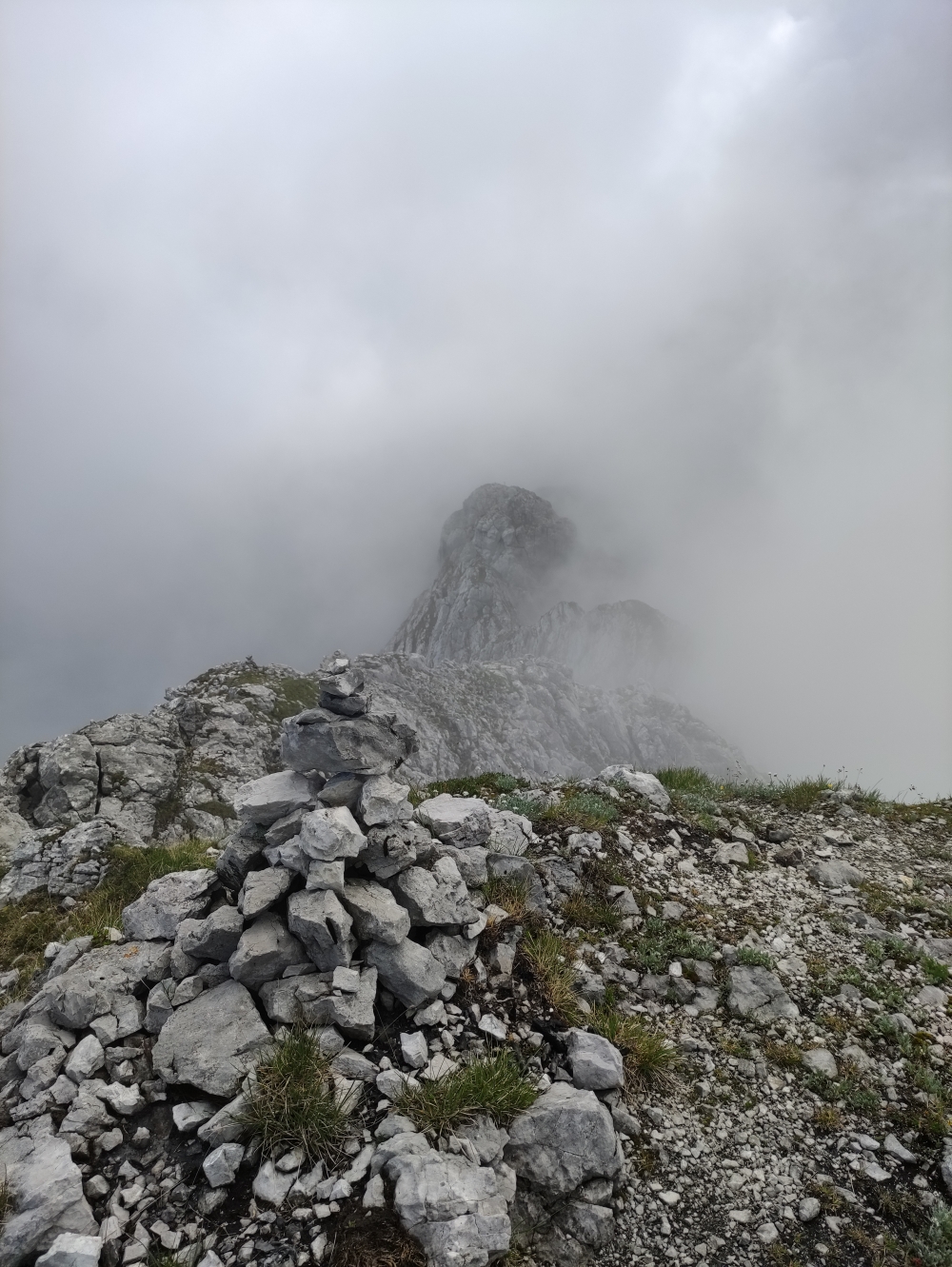 Klettersteig Hackenköpfe und Sonneck: Klettersteig Hackenköpfe und Sonneck: Gipfel mit Blick nach Osten (Westlicher Hackenkopf)