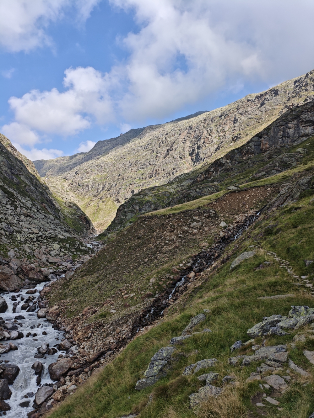 Wanderung Wilder Freiger: Aufstieg zur Grohmannhütte (links), oben Bildmitte: Teplitzerhütte