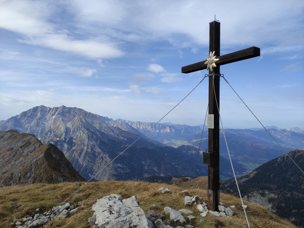 Wanderung Schneibstein und Windschartenkopf: Wanderung Schneibstein und Windschartenkopf: Gipfelkreuz mit Watzmann im Hintergrund (Windschartenkopf)