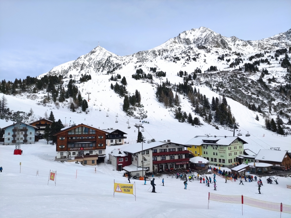 Austria Alpinhotel: Wismeyerhaus rechts und Austria Alpinhotel