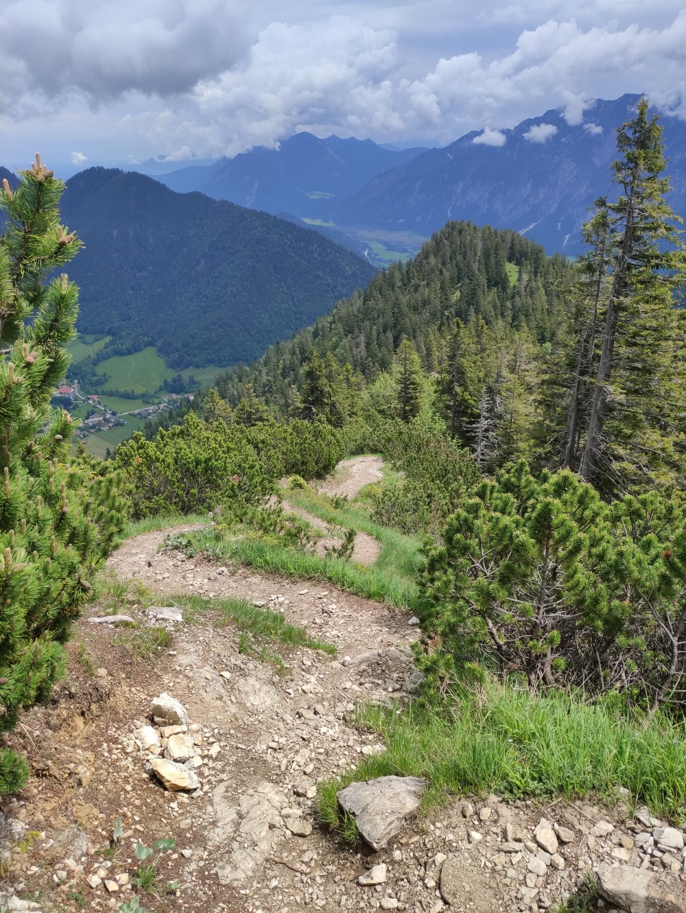 Wanderung Notkarspitze von Ettal: Wanderung Notkarspitze von Ettal: Rund 200 Höhenmeter liegen zwischen den Gipfeln