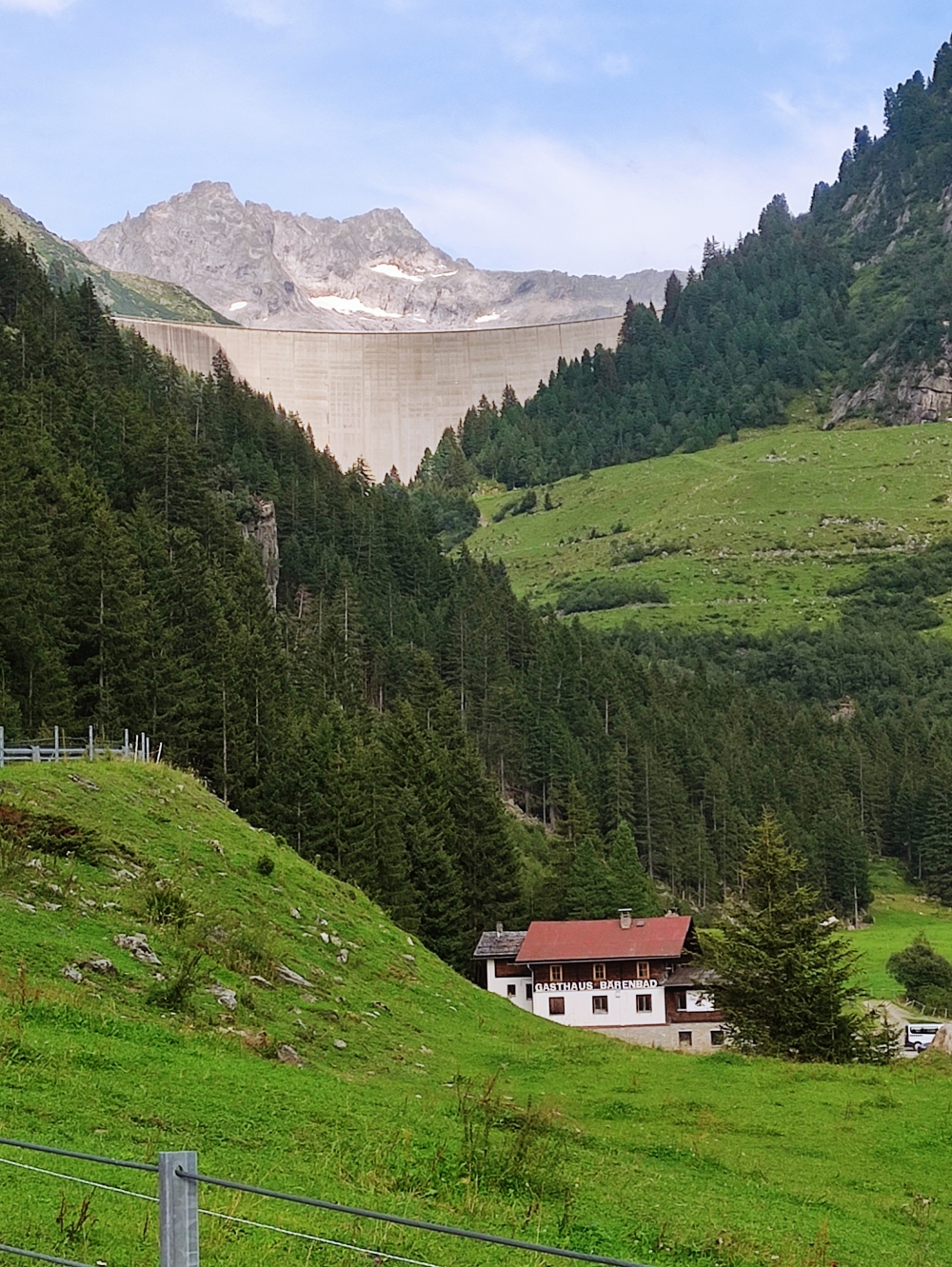 Klettersteig Richterspitze und Rainbachköpfl: Klettersteig Richterspitze und Rainbachköpfl: Blick vom Parkplatz über das Gasthaus Bärenbad zur Staumauer